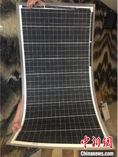 柔性單晶硅太陽電池組件成功應用于臨近空間飛行器、光伏建筑一體化、車載光伏等領域?！≈锌圃荷虾Ｎ⑾到y(tǒng)所 供圖