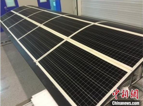 柔性單晶硅太陽電池組件成功應用于臨近空間飛行器、光伏建筑一體化、車載光伏等領域。　中科院上海微系統(tǒng)所 供圖