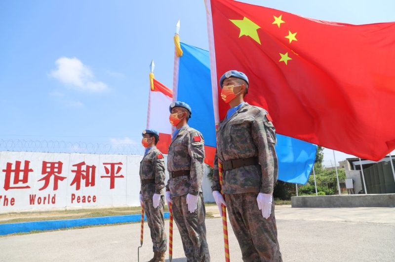 2022年8月3日，在黎巴嫩南部省提爾市的中國維和部隊營地，中國維和官兵參加中國第20批與第21批赴黎巴嫩維和部隊指揮權(quán)力交接儀式。（圖源：新華網(wǎng)）