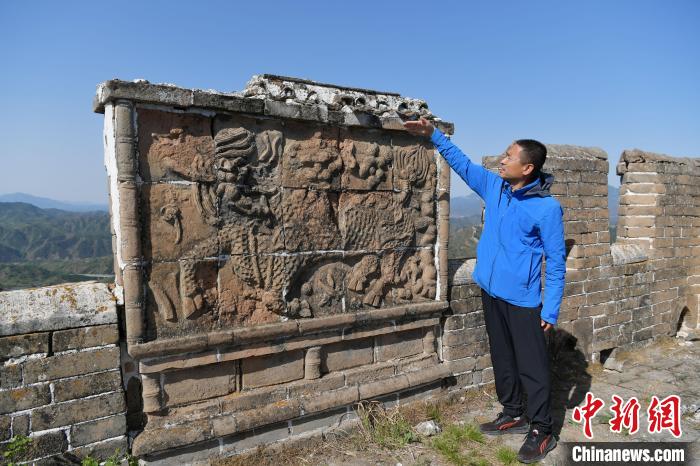 “長城老郭”展示金山嶺長城的麒麟影壁?！〉杂鸺?攝