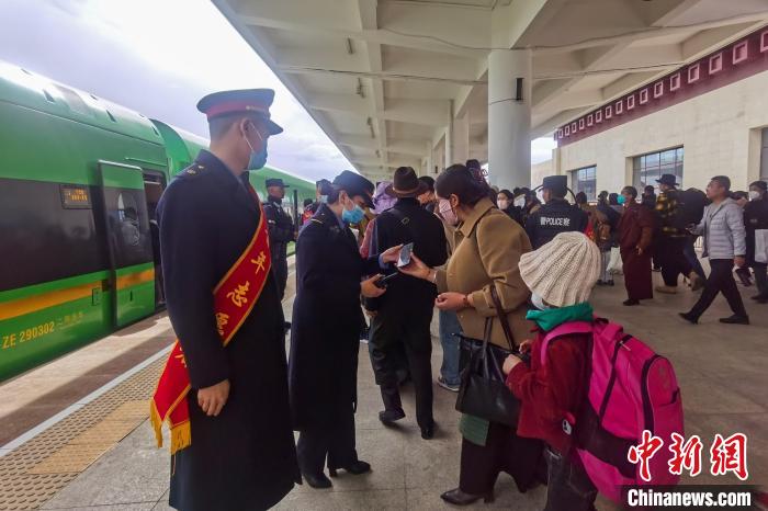 日喀則火車站工作人員引導乘客乘坐高原復興號?！《飞降?攝