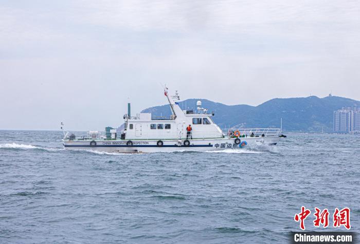 5月25日，大連邊檢站執(zhí)法人員駕巡邏艇正在海上進(jìn)行巡航執(zhí)法?！±钫?攝