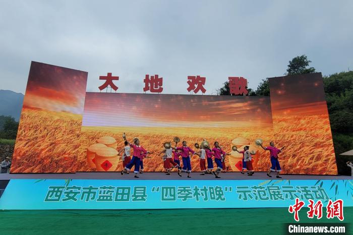 圖為現(xiàn)場精彩的表演?！“⒘漳?攝