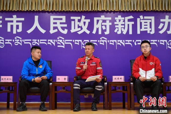 圖為拉薩市青年志愿救援隊代表陳雷(中)正在分享志愿服務經(jīng)歷?！∝暩聛硭?攝