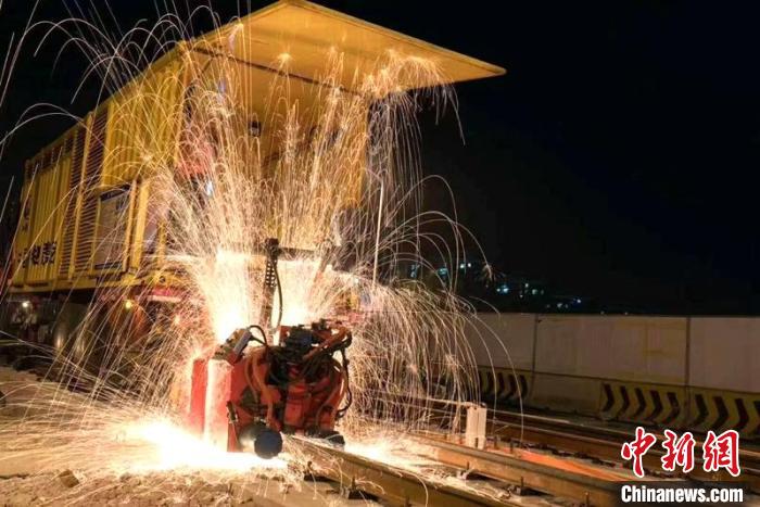 正在進行焊軌的公鐵兩用焊軌車?！顚W(xué)東 攝