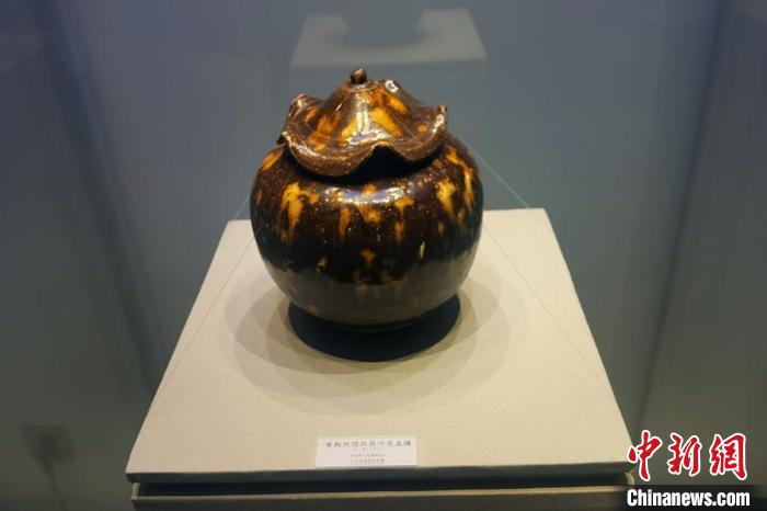 廣元窯復(fù)燒產(chǎn)品?！≈鞓s杰 攝