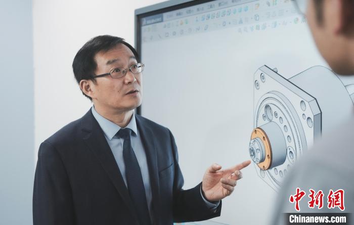 為飛機、火箭制“外衣”他們在“雞蛋殼”上“雕花”