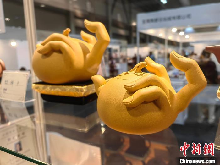 圖為周汝平紫砂作品“佛手”。　劉大煒 攝