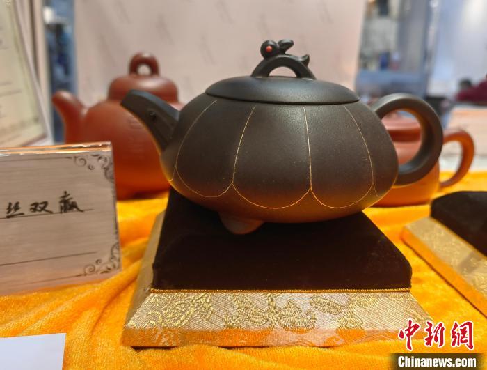 圖為周汝平紫砂作品“雙贏”。　劉大煒 攝