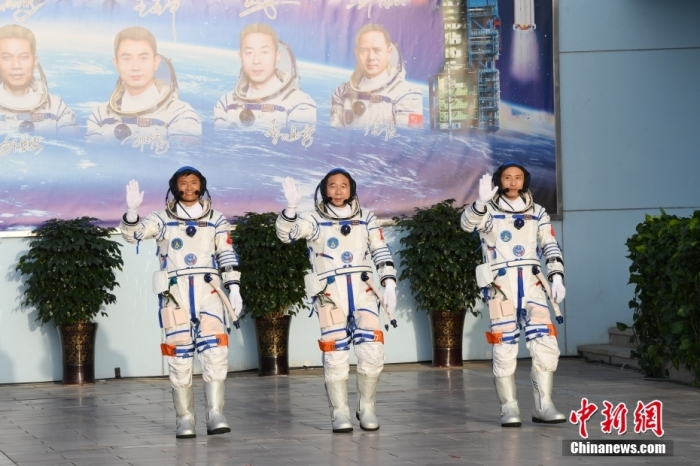 北京時間2023年5月30日6時42分，神舟十六號載人飛行任務航天員乘組出征儀式在酒泉衛(wèi)星發(fā)射中心問天閣圓夢園廣場舉行。6時44分，中國載人航天工程總指揮、空間站應用與發(fā)展階段飛行任務總指揮部總指揮長許學強下達出發(fā)命令，景海鵬、朱楊柱、桂海潮3名航天員領命出征。汪江波 攝