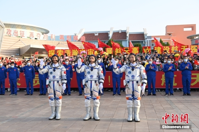 北京時間2023年5月30日6時42分，神舟十六號載人飛行任務(wù)航天員乘組出征儀式在酒泉衛(wèi)星發(fā)射中心問天閣圓夢園廣場舉行。6時44分，中國載人航天工程總指揮、空間站應(yīng)用與發(fā)展階段飛行任務(wù)總指揮部總指揮長許學(xué)強下達(dá)出發(fā)命令，景海鵬、朱楊柱、桂海潮3名航天員領(lǐng)命出征。汪江波 攝