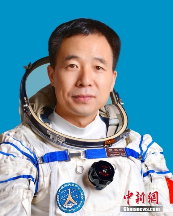這是我國(guó)第三批航天員將首次執(zhí)行飛行任務(wù)，也是我國(guó)航天員隊(duì)伍“新成員”——航天飛行工程師和載荷專家的“首秀”。圖為指令長(zhǎng)景海鵬。中國(guó)載人航天工程辦公室 供圖
