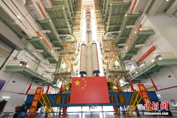 北京時間5月22日，據(jù)中國載人航天工程辦公室消息，神舟十六號載人飛船與長征二號F遙十六運載火箭組合體已轉運至發(fā)射區(qū)。目前，發(fā)射場設施設備狀態(tài)良好，后續(xù)將開展發(fā)射前的各項功能檢查、聯(lián)合測試等工作，計劃近日擇機實施發(fā)射。汪江波 攝