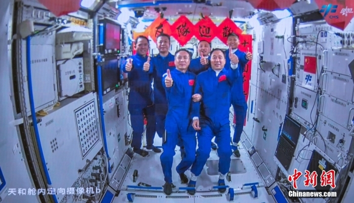 圖為神舟十五號航天員乘組與神舟十六號航天員乘組“全家?！薄Ｖ袊d人航天工程辦公室 供圖