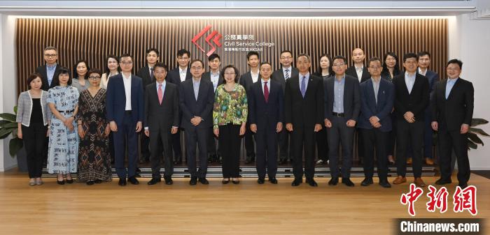 5月30日，楊何蓓茵(前排中)與赴內地參與國家事務研習課程的23位學員見面?！√貐^(qū)政府新聞處 攝