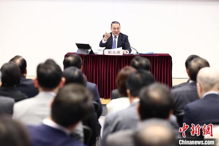 5月31日，外交部駐港公署特派員劉光源出席“2023年度國(guó)際形勢(shì)和中國(guó)外交”專題報(bào)告會(huì)并擔(dān)任主講?！±罴页缃幻襟w 攝