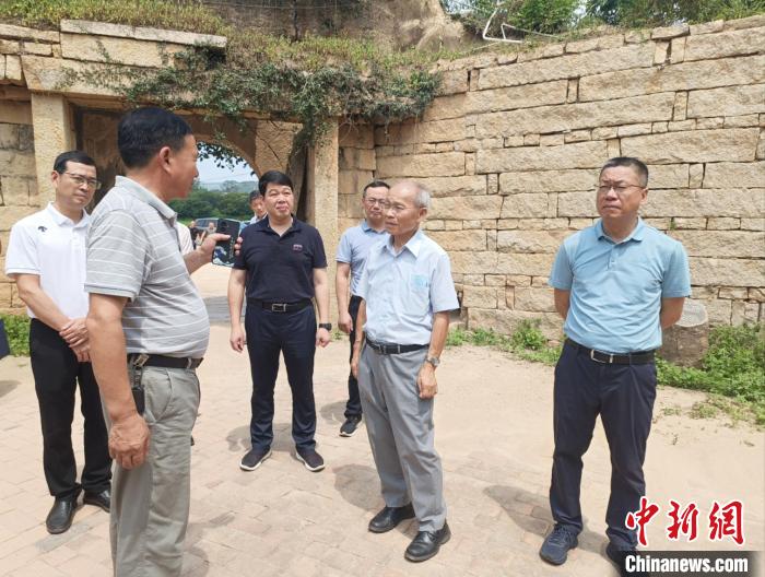 圖為林政則(右二)在漳浦趙家堡參訪?！×握涿?攝