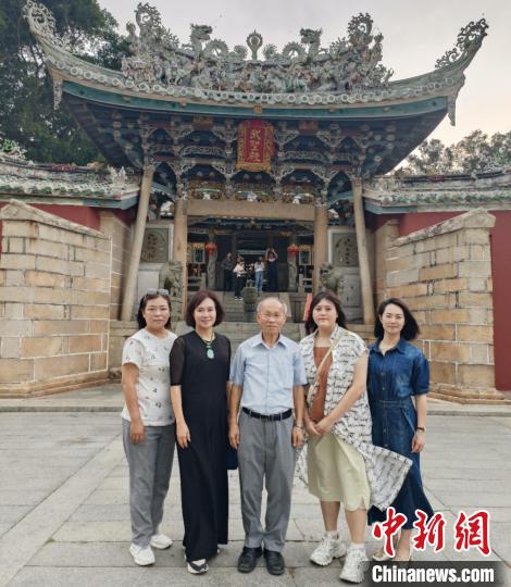 林政則(中)一行人在東山關(guān)帝廟前合影。　廖珍妹 攝