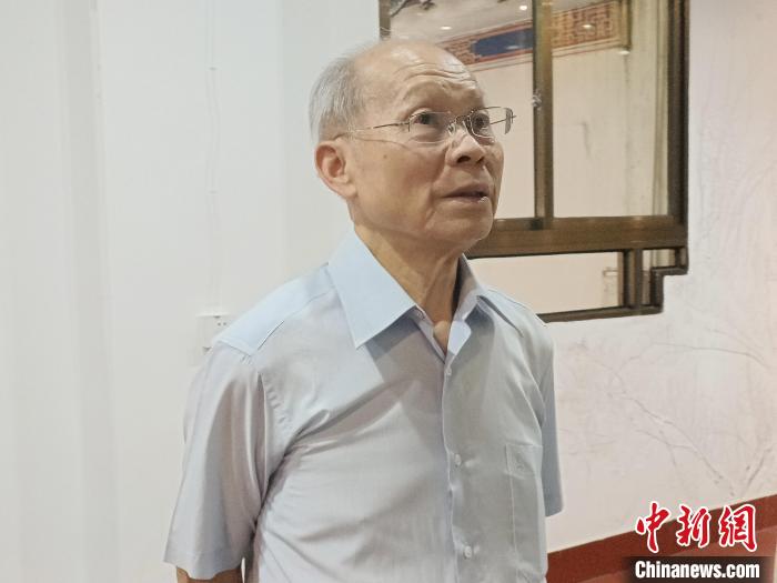 圖為林政則在參訪中認(rèn)真聆聽(tīng)介紹?！×握涿?攝