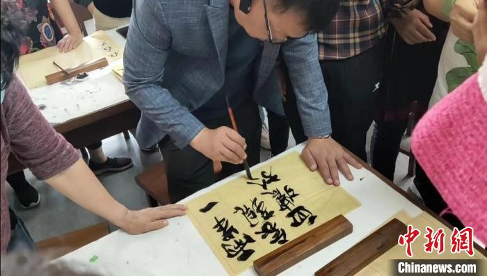 臺灣參訪團(tuán)走進(jìn)沈陽皇姑區(qū)牡丹社區(qū)。沈陽市臺辦供圖 沈陽市臺辦供圖