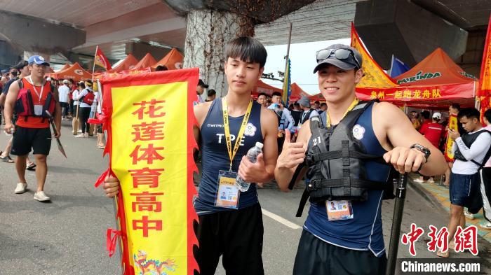 臺灣東華大學大三學生張宇琛(前右)此行是第四次前來集美參加龍舟賽?！罘?攝