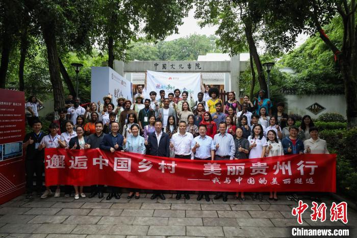 圖為此行留學(xué)生實(shí)踐團(tuán)合影?！■暮陚?攝