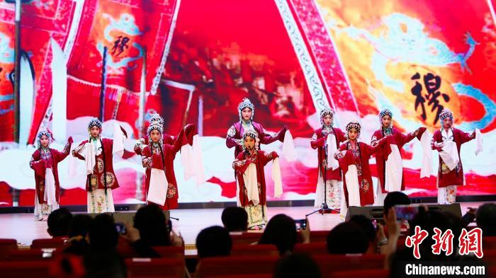 圖為天津市第一屆少年兒童優(yōu)秀傳統(tǒng)文化展演啟動儀式現(xiàn)場?！√旖蚴猩倌陜和顒又行墓﹫D