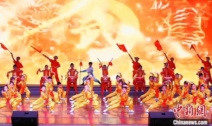 6月1日，天津市少年兒童活動中心舉辦“紅領(lǐng)巾的向往”津娃娃藝術(shù)團(tuán)六一文藝演出?！√旖蚴猩倌陜和顒又行墓﹫D