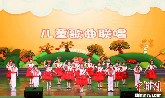 圖為“紅領(lǐng)巾的向往”津娃娃藝術(shù)團(tuán)六一文藝演出現(xiàn)場。　天津市少年兒童活動中心供圖