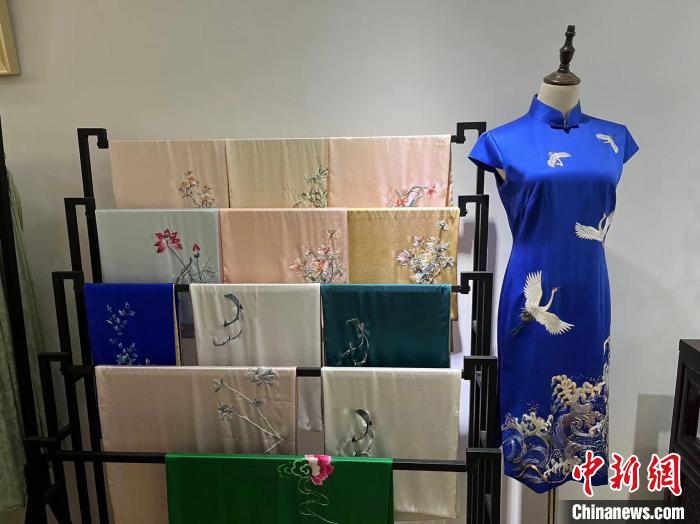 陶衛(wèi)華將江右貢繡融入“新國(guó)潮”，陸續(xù)推出了旗袍、漢服、手包、書皮等刺繡作品?！±铐嵑?攝