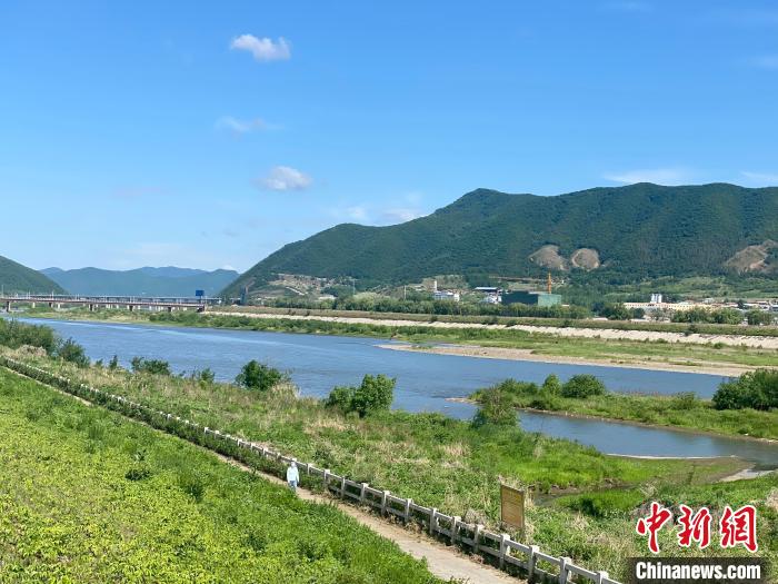 2日，圖們市噶呀河畔的晴空美景?！∽T偉旗 攝