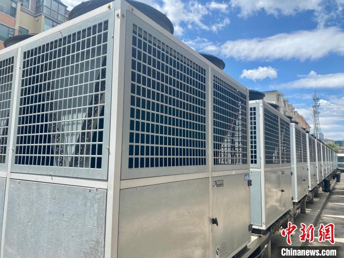 圖們市建明鍋爐房內(nèi)的清潔能源機組?！∽T偉旗 攝