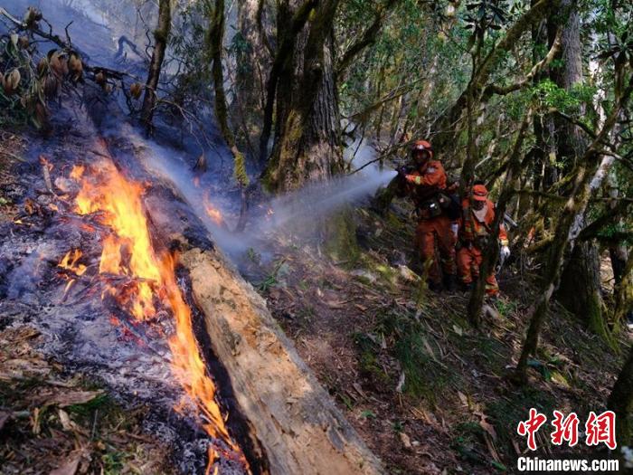 森林消防員正在木里火場(chǎng)一線撲火。　程雪力 攝