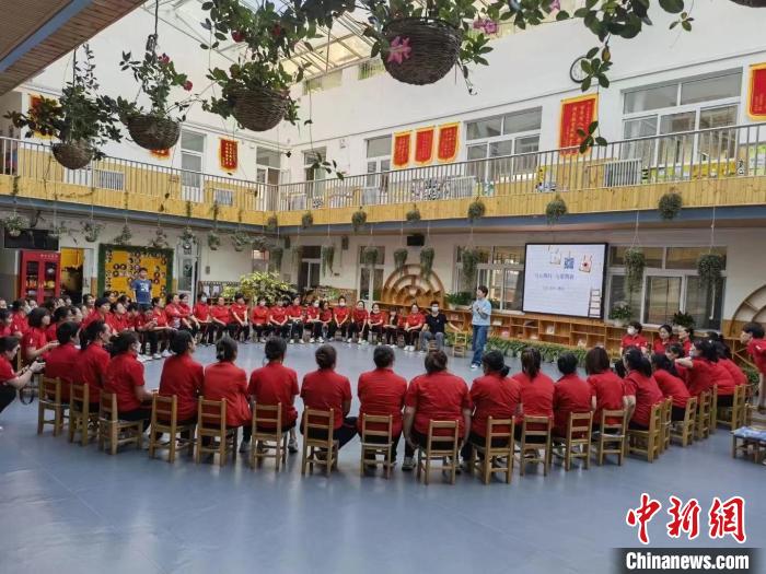 (資料圖)圖為赤峰健康教育心理協會組織的幼兒園教師團建?！￡惲⒕?供圖