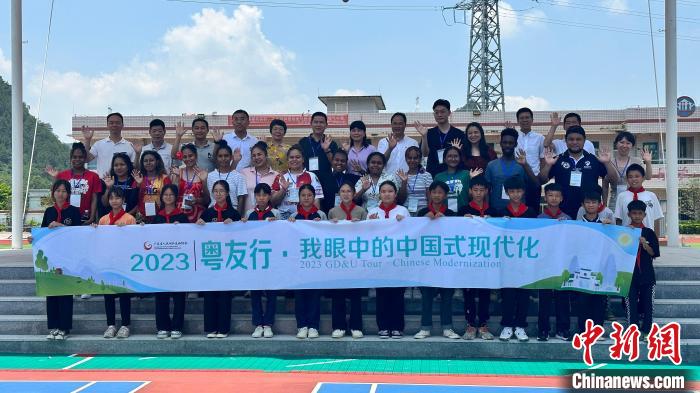 研學(xué)團(tuán)在云浮鎮(zhèn)安鎮(zhèn)第二中心小學(xué)參觀訪問，與小學(xué)師生合影 廣東省人民對(duì)外友好協(xié)會(huì) 供圖