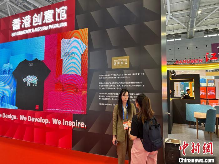 香港設(shè)計(jì)師與觀展者交流。　方偉彬 攝