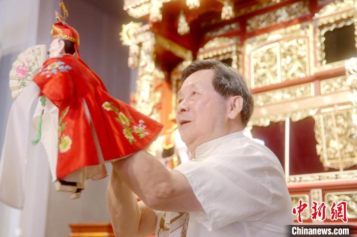 圖為年近八旬的國(guó)家級(jí)非遺傳承人莊陳華現(xiàn)場(chǎng)演繹布袋木偶戲?！±钏荚?攝