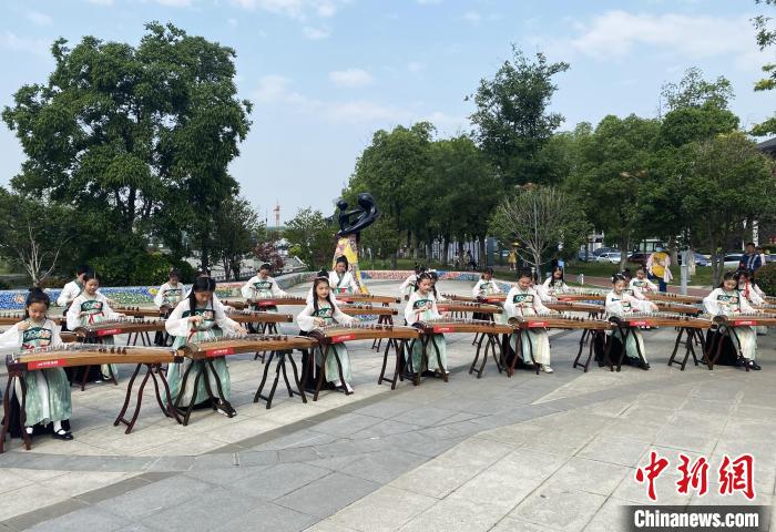 文化和自然遺產(chǎn)日，揚(yáng)州小朋友古箏合奏《茉莉花》。　崔佳明 攝