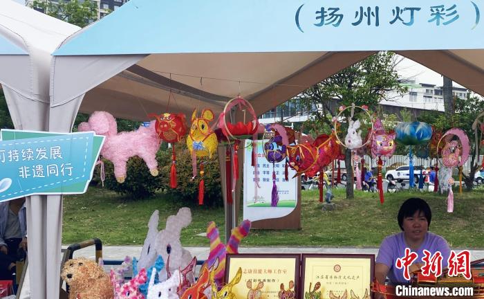 揚(yáng)州燈彩展示?！〈藜衙?攝