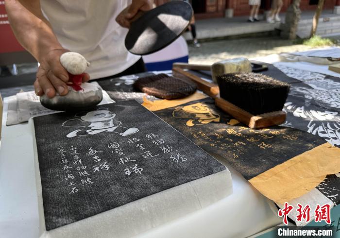圖為拓片制作?！堃怀?攝