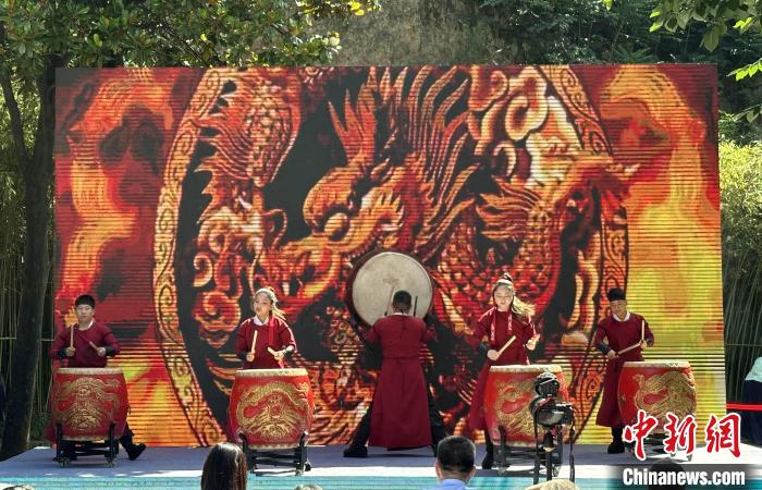 圖為非遺節(jié)目《九天戰(zhàn)鼓》表演。　張一辰 攝