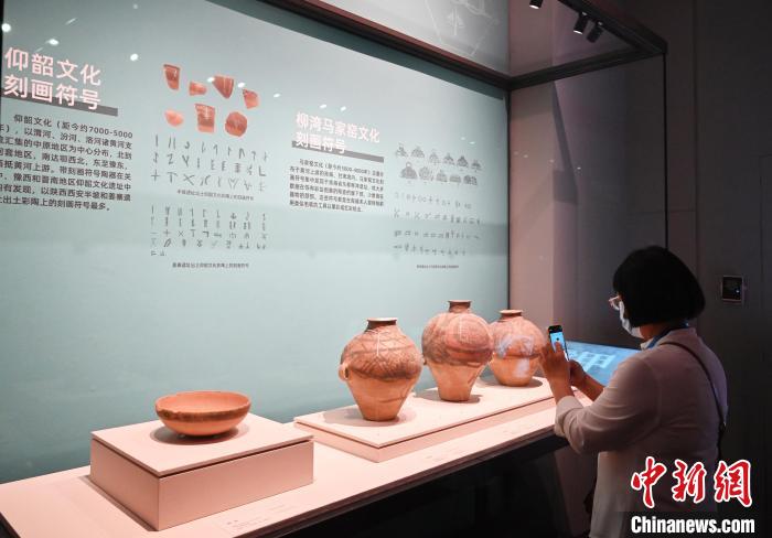 展覽現(xiàn)場(chǎng)?！“苍?攝