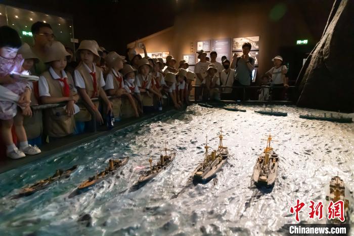 圖為參會(huì)學(xué)生在海洋博物館活動(dòng)現(xiàn)場(chǎng)參與一堂“水下考古”課。　王在御 攝