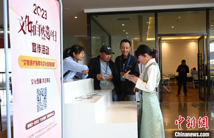 圖為在西藏博物館，工作人員向市民介紹宣傳了解西藏文化的線上平臺(tái)。　趙朗 攝