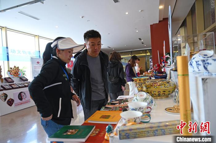 圖為在西藏博物館，市民參觀文創(chuàng)產(chǎn)品?！≮w朗 攝