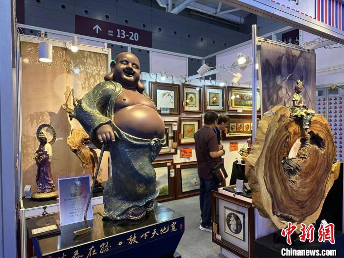 臺(tái)灣參展商展出的彌勒佛藝術(shù)品。　方偉彬 攝