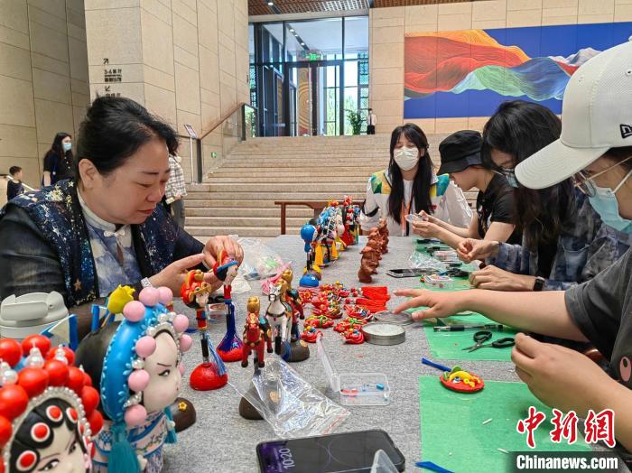 逛展聽講動動手，非遺館里開啟沉浸式體驗(yàn)之旅