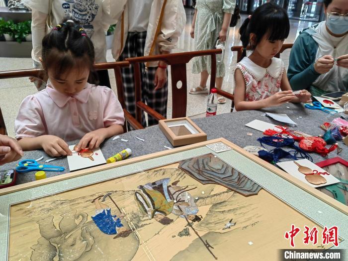 小觀眾現(xiàn)場體驗(yàn)堆繡傳統(tǒng)制作技藝 應(yīng)妮 攝