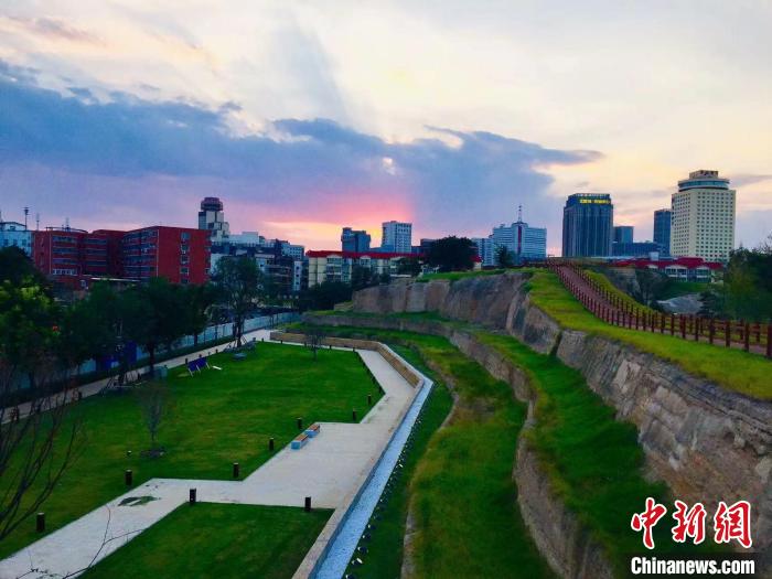 圖為鄭州商城國家考古遺址公園的城墻遺址?！『幽鲜∥奈锞止﹫D