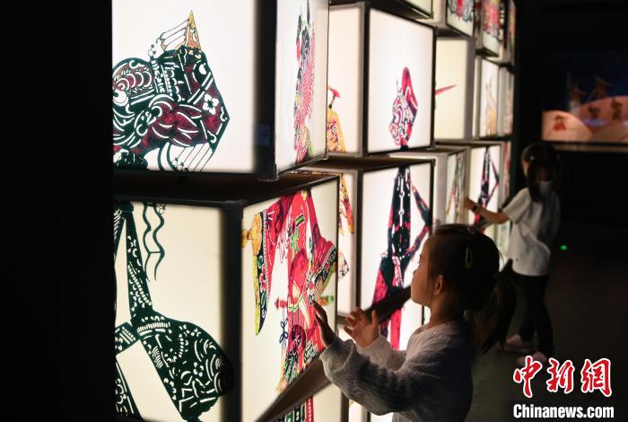圖為觀眾在觀看展覽。　于海洋 攝